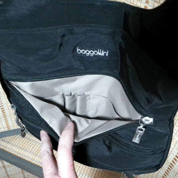 Black Baggallini Big Zipper Bagg with RFID - Picture 4 of 9